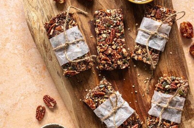 Energy bar with almonds, pecanand Tomoor date sweetener